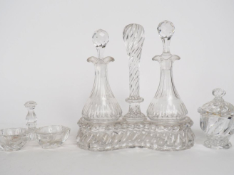Vente aux enchères BACCARAT.  Huilier vinaigrier, moutardier, signés, on y joint un saler