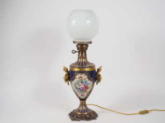 Vente aux enchères Lampe à pétrole de style Louis XVI en porcelaine bleu de four et dorée