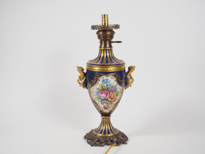 Lampe à pétrole de style Louis XVI en porcelaine bleu de four et dorée
