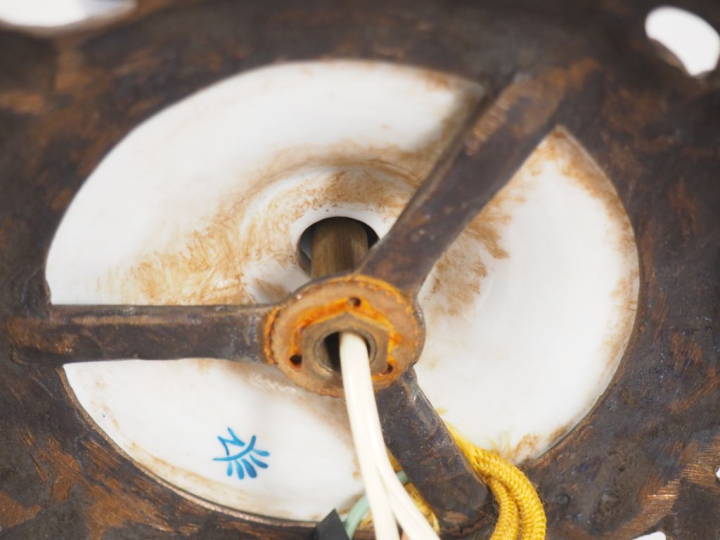 Lampe à pétrole de style Louis XVI en porcelaine bleu de four et dorée