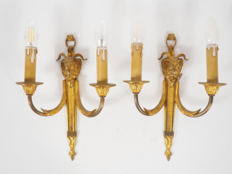 Vente aux enchères Paire d'appliques doubles de style Louis XVI en bronze doré à décor de