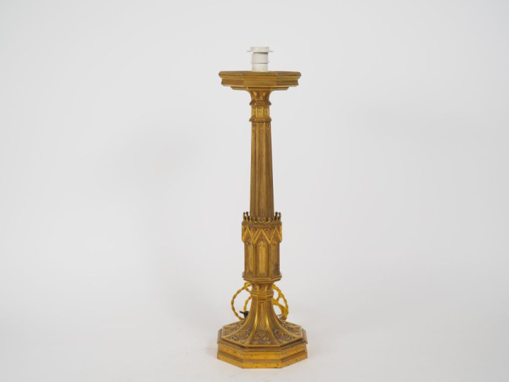 Bougeoir de style gothique en bronze, à décor d'arcatures et de mandor