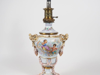 Vente aux enchères Lampe à pétrole Napoléon III en porcelaine polychrome à décor d'enfant