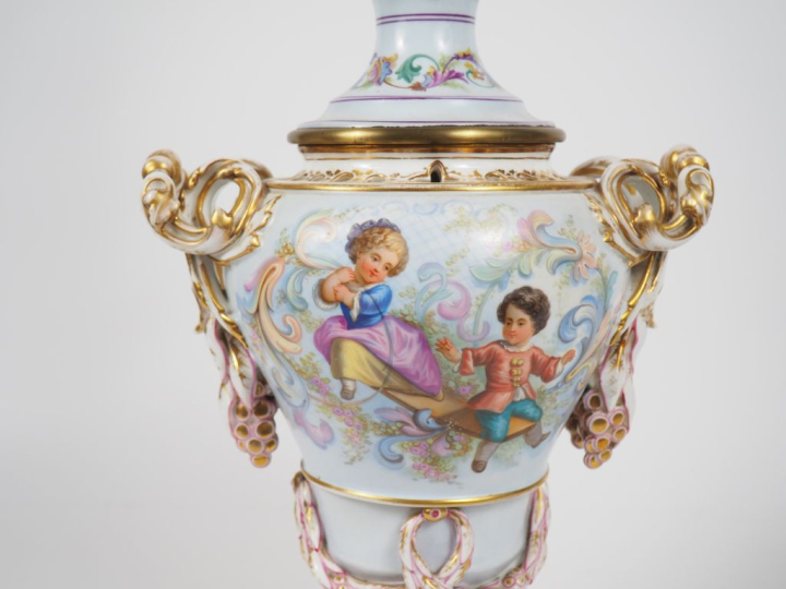 Lampe à pétrole Napoléon III en porcelaine polychrome à décor d'enfant
