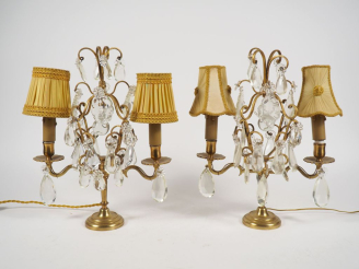 Vente aux enchères Paire de girandoles doubles en laiton et cristal.  H. 39 cm (manques)