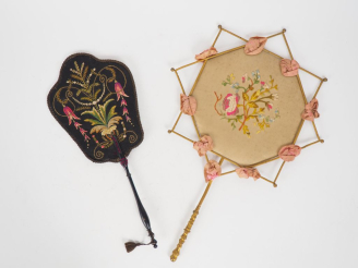 Vente aux enchères 2 écrans de chaleur Napoléon III en soie brodée, bois doré et bois noi