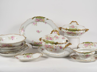 Vente aux enchères Service de table 1900 en porcelaine de Limoges à décor de roses sur fo