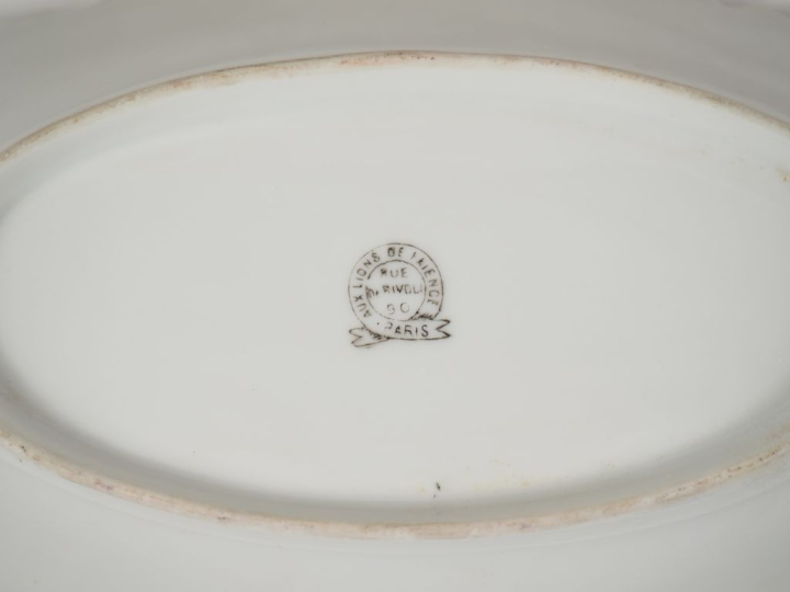 Service de table 1900 en porcelaine de Limoges à décor de roses sur fo