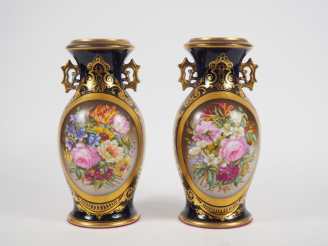 Vente aux enchères Paire de vases à anses ajourées et dorées Napoléon III en porcelaine à