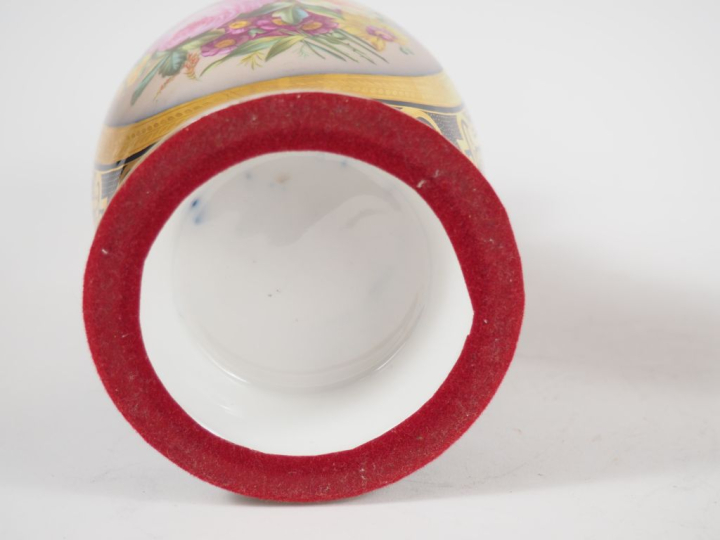 Paire de vases à anses ajourées et dorées Napoléon III en porcelaine à