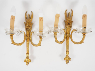 Vente aux enchères Paire d'appliques doubles à pampilles de style Empire en métal doré, à