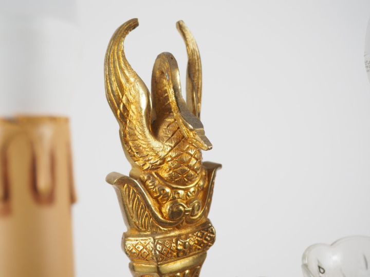 Paire d'appliques doubles à pampilles de style Empire en métal doré, à