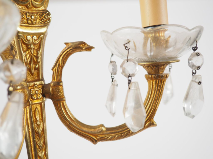 Paire d'appliques doubles à pampilles de style Empire en métal doré, à