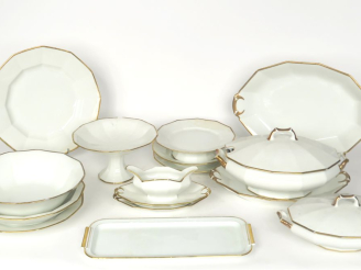 Vente aux enchères Importante partie de service de table en porcelaine de Limoges blanche