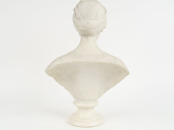 Ecole française fin XIXème.  "Portrait de jeune fille en buste coiffée