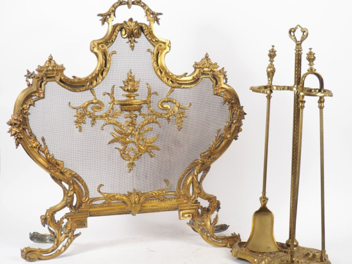 Pare feu Napoléon III de style Rocaille en bronze Dim. 79 x 75 cm et u