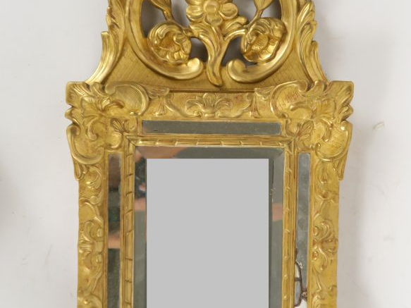 Miroir XVIIIème à parecloses en bois sculpté et doré, à décor de rocai