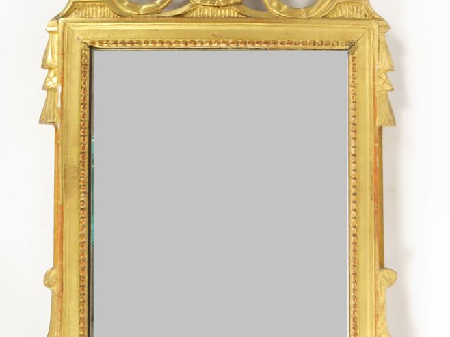 Miroir fin XVIIIème début XIXème en bois sculpté et doré, fronton ajou