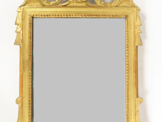 Vente aux enchères Miroir fin XVIIIème début XIXème en bois sculpté et doré, fronton ajou