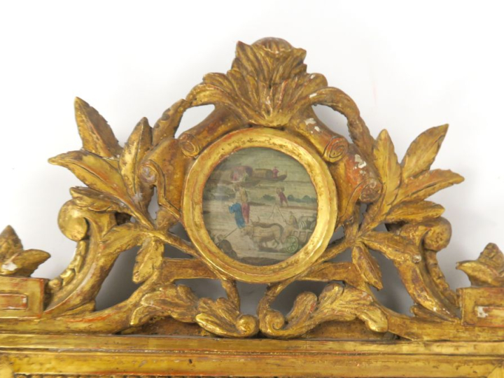 Miroir de style Louis XVI en bois sculpté et doré, à décor de grecques