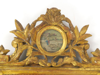 Vente aux enchères Miroir de style Louis XVI en bois sculpté et doré, à décor de grecques