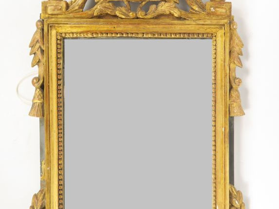 Miroir de style Louis XVI en bois sculpté et doré, à décor de grecques