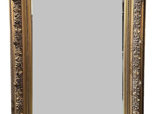 Grand cadre de tableau en bois et stuc doré, à décor de feuillage, tra