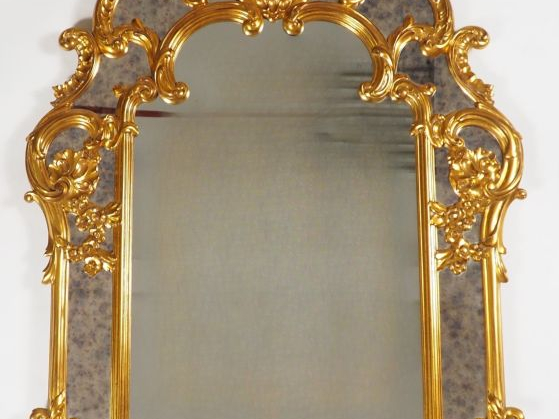 Glace de cheminée à parecloses de style Régence en résine à décor de p