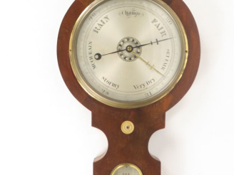 Vente aux enchères Baromètre anglais XIXème en acajou et placage d'acajou. H. 100 cm