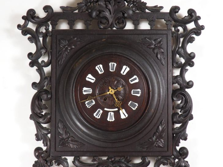 Cartel de style Louis XIV en chene sculpté à décor de fruits et de feu