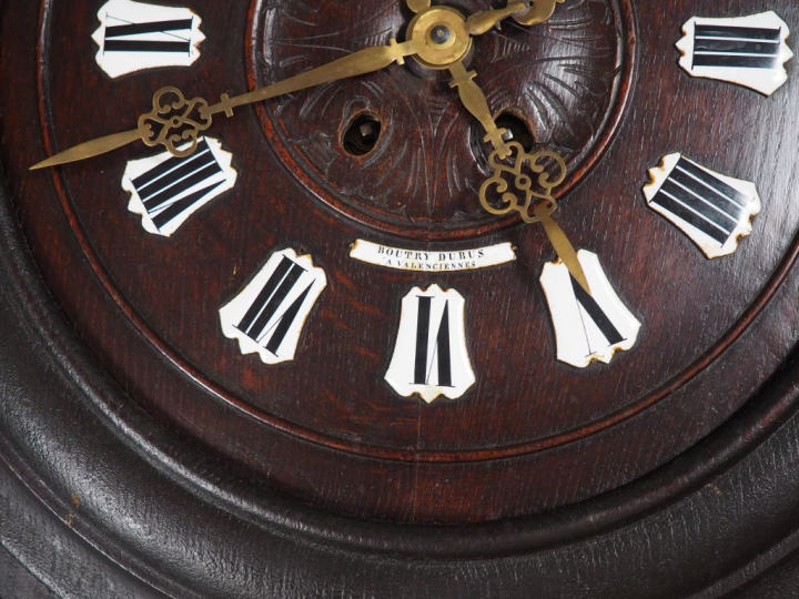 Cartel de style Louis XIV en chene sculpté à décor de fruits et de feu