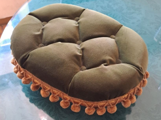 Vente aux enchères Repose pieds ovale Napoléon III en bois doré, garniture de velours ver