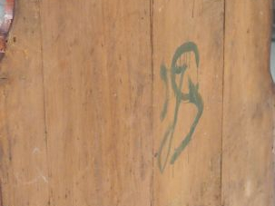 Paire d'encoignures murales Louis XVI en marqueterie, et bois laqué ve