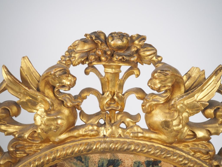 Pare feu XVIIIème en bois et stuc sculpté et doré à décor de griffons,