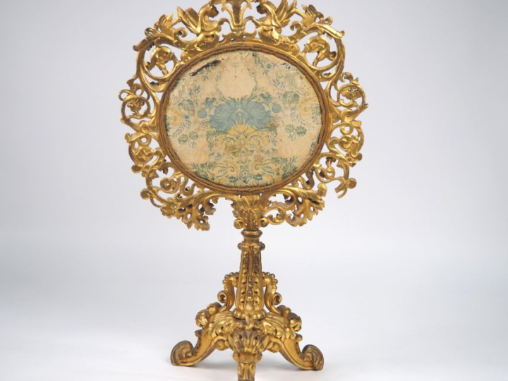 Pare feu XVIIIème en bois et stuc sculpté et doré à décor de griffons,