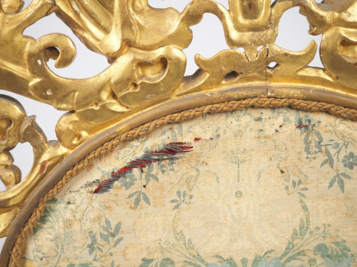 Pare feu XVIIIème en bois et stuc sculpté et doré à décor de griffons,