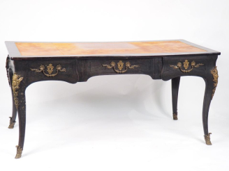 Vente aux enchères Bureau plat Louis XV en bois noirci, double face , ouvrant à trois tir