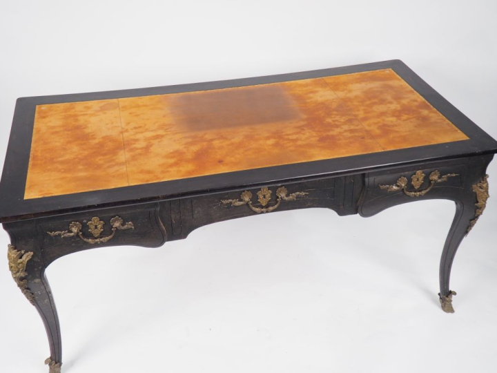 Bureau plat Louis XV en bois noirci, double face , ouvrant à trois tir