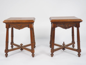 Vente aux enchères Paire de tabourets de style Henri II en noyer mouluré et sculpté, pied