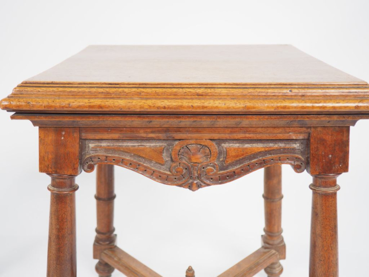 Paire de tabourets de style Henri II en noyer mouluré et sculpté, pied