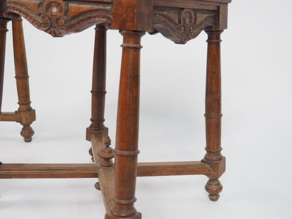 Paire de tabourets de style Henri II en noyer mouluré et sculpté, pied