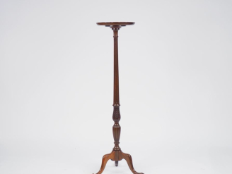 Vente aux enchères Sellette anglaise tripode XIXème en acajou et placage d'acajou fût en 