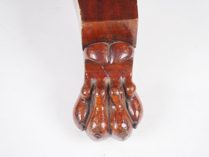 Grande table à thé anglaise XIXème en acajou et placage d'acajou, plat