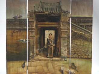 Vente aux enchères Paravent de style Extreme-Orient à trois brins à décor de jeune femme 