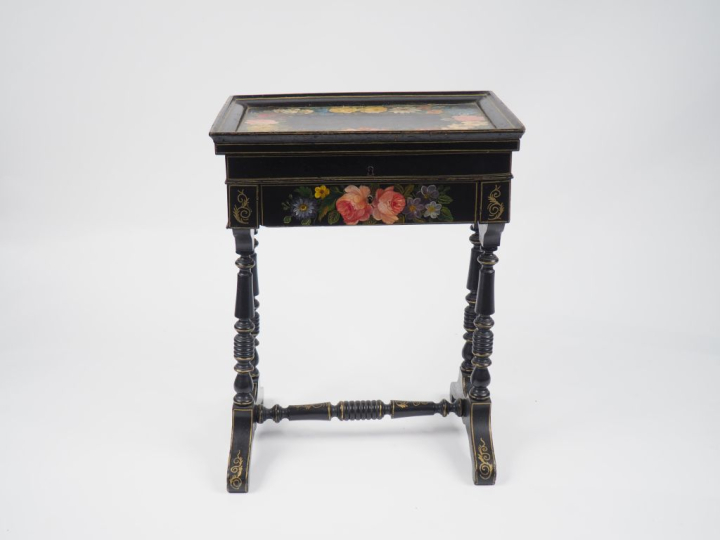 Travailleuse Napoléon III en bois noirci à décor de fleurs polychromes