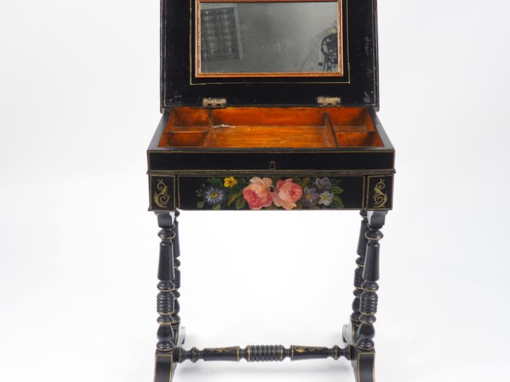 Travailleuse Napoléon III en bois noirci à décor de fleurs polychromes