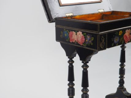 Travailleuse Napoléon III en bois noirci à décor de fleurs polychromes