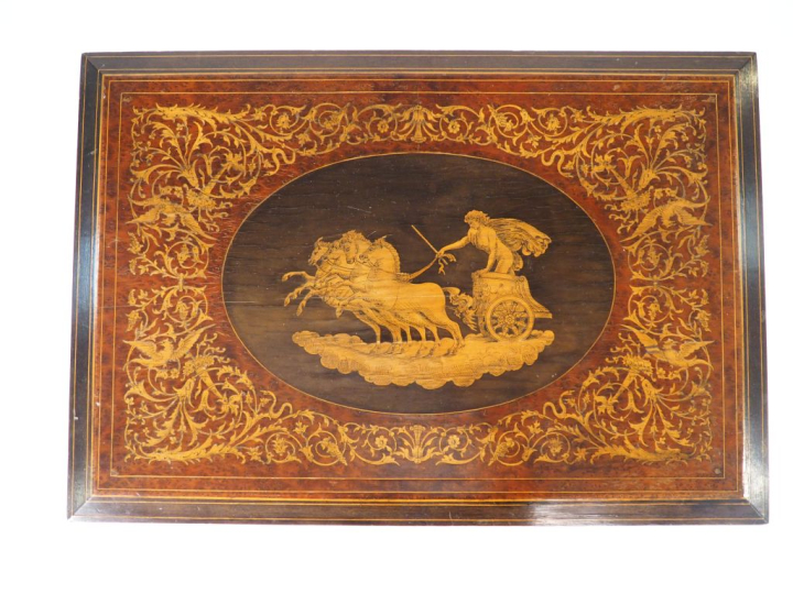 Table à bijoux de style italien en marqueterie, découvrant un intérieu