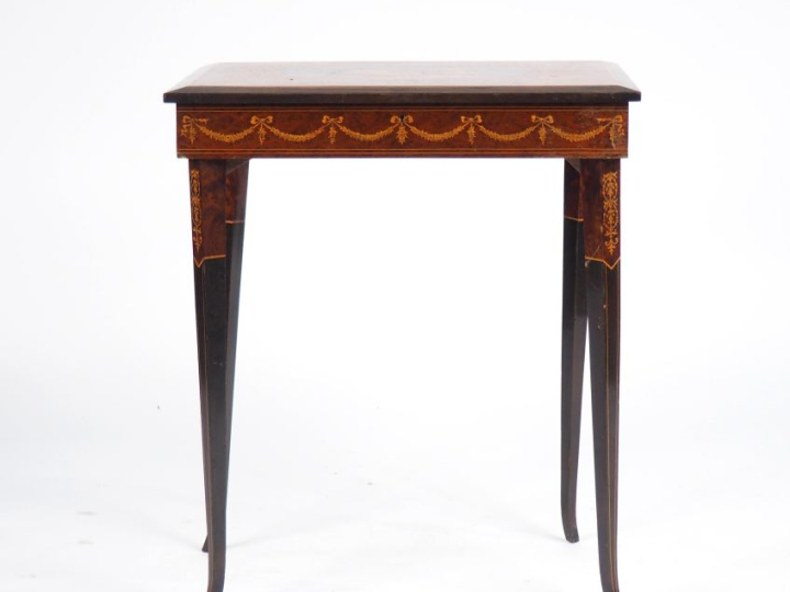 Table à bijoux de style italien en marqueterie, découvrant un intérieu