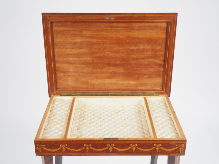 Table à bijoux de style italien en marqueterie, découvrant un intérieu